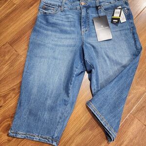 Bandolino Women's Light Blue Cropped Jeans